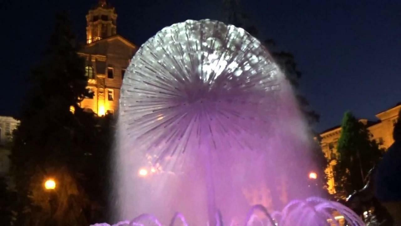 Independence Square - Khreschatyk. View On Independence Sq. Fountains Kyiv Exterior photo