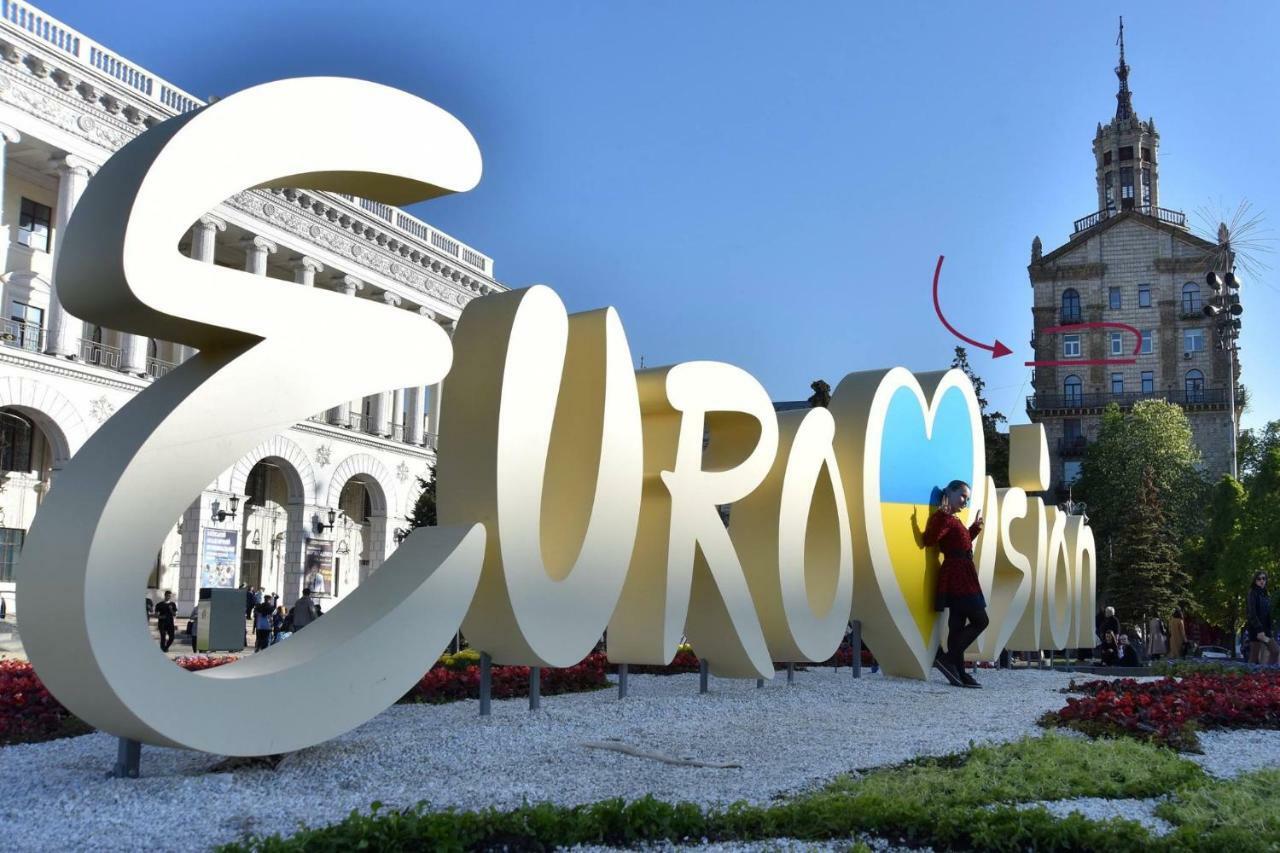 Independence Square - Khreschatyk. View On Independence Sq. Fountains Kyiv Exterior photo