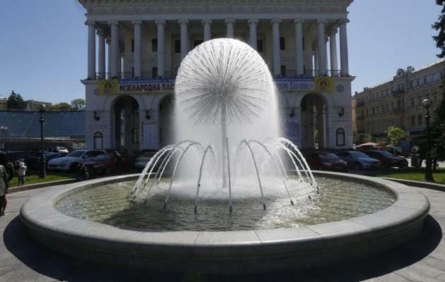 Independence Square - Khreschatyk. View On Independence Sq. Fountains Kyiv Exterior photo