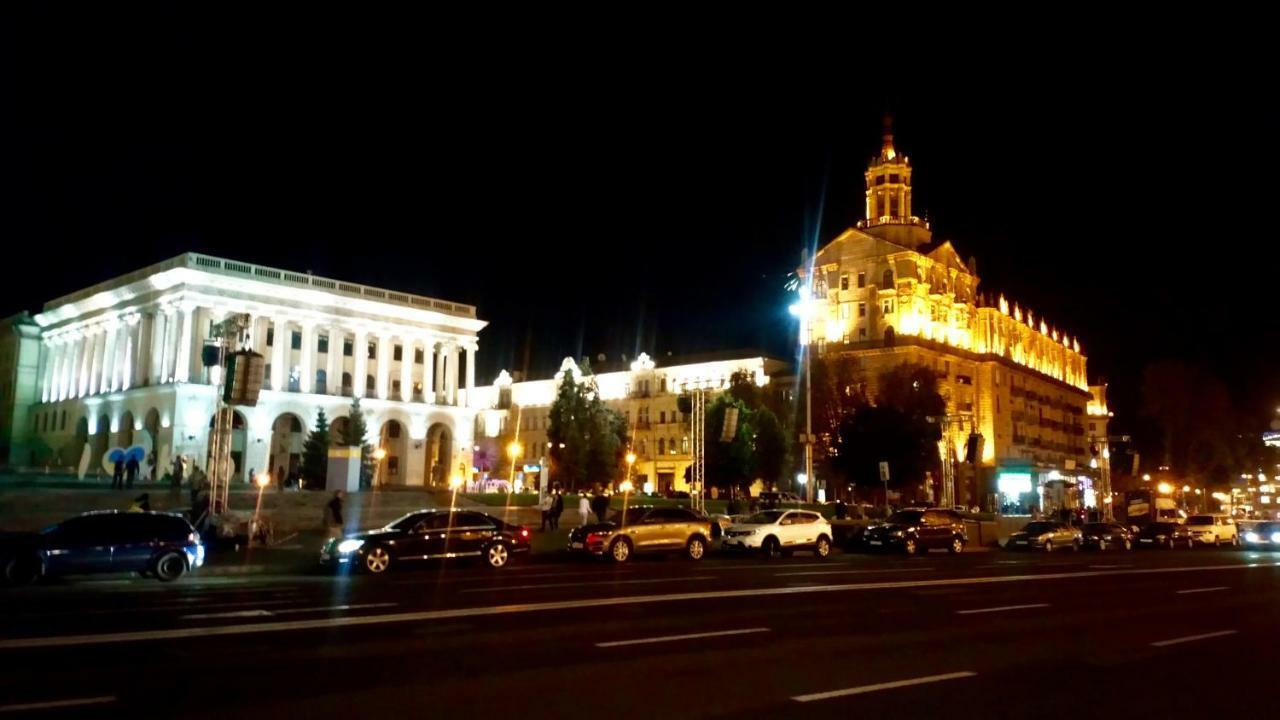 Independence Square - Khreschatyk. View On Independence Sq. Fountains Kyiv Exterior photo