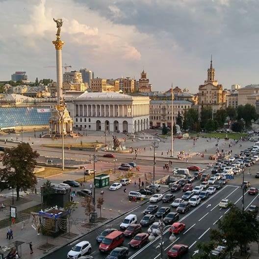 Independence Square - Khreschatyk. View On Independence Sq. Fountains Kyiv Exterior photo