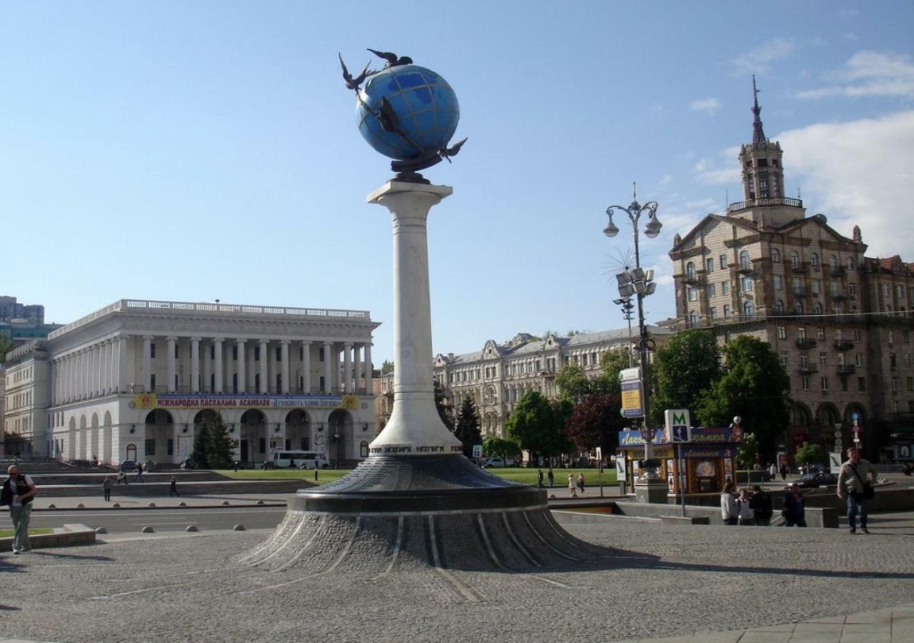 Independence Square - Khreschatyk. View On Independence Sq. Fountains Kyiv Exterior photo